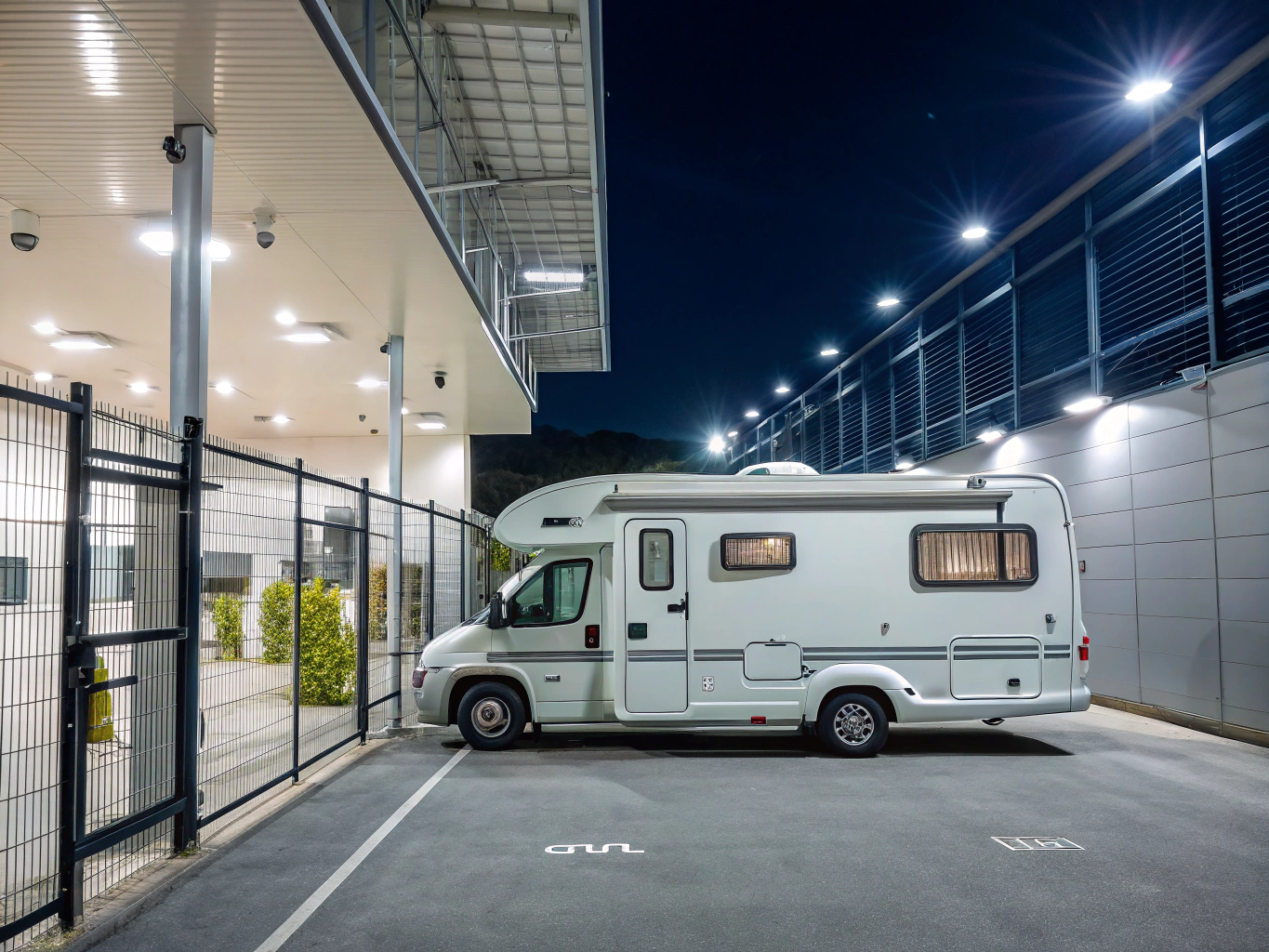 Parque seguro de armazenamento e manutenção de caravanas em Setúbal